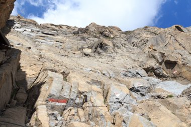 Çelik kablo üzerinden bir yüz, Hohe Tauern Alpler, Avusturya via ferrata bir dağ rock