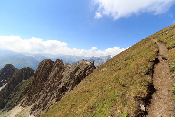 Panorama de la montaña y sendero en los Alpes Hohe Tauern, Austria — Foto de Stock