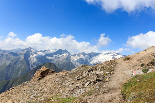 Gletsjer bergpanorama en voetpad in de Alpen van de Hohe Tauern, Oostenrijk — Stockfoto