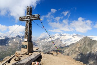 Çapraz Zirvesi ve dağ Kreuzspitze buzul panorama ve Grossvenediger Hohe Tauern Alps, Avusturya için dua bayrağı