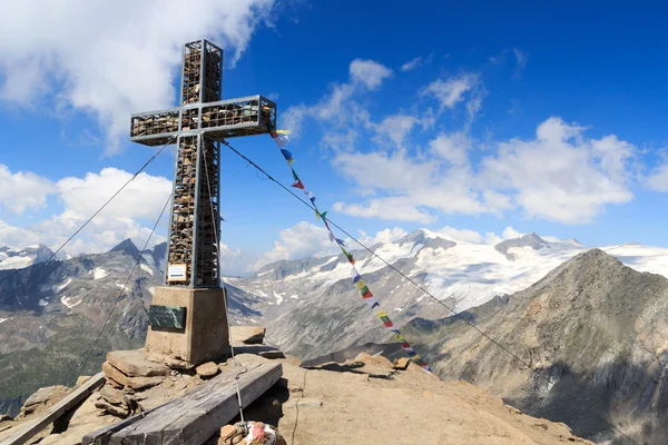Summit cross and prayer flag on mountain Kreuzspitze with glacier panorama and Grossvenediger in the Hohe Tauern Alps, Austria — Stock Photo, Image