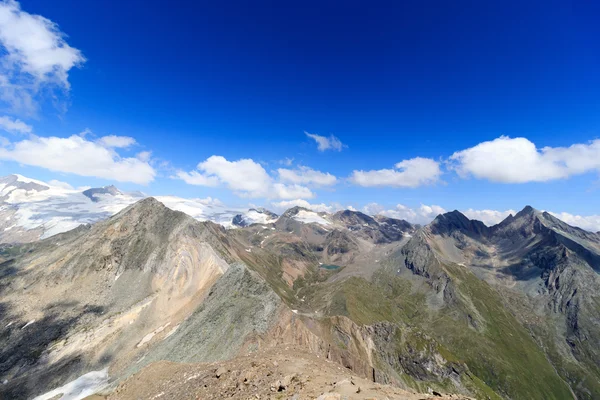 Panorama met meer Eissee, berg Weissspitze en gletsjer Grossvenediger in de Alpen van de Hohe Tauern, Oostenrijk — Stockfoto