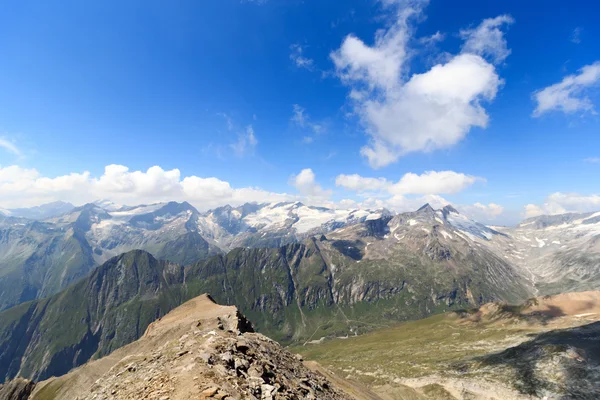 Panorama de glaciares de montaña con Dreiherrnspitze en los Alpes Hohe Tauern, Austria — Foto de Stock