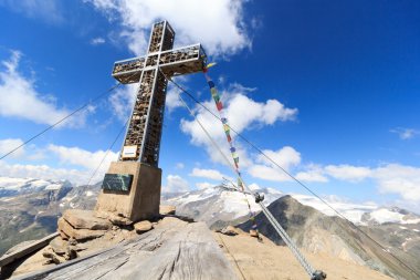 Çapraz Zirvesi ve dağ Kreuzspitze buzul panorama ve Grossvenediger Hohe Tauern Alps, Avusturya için dua bayrağı