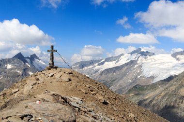 Çapraz Zirvesi ve dağ Kreuzspitze buzul panorama ve Grossvenediger Hohe Tauern Alps, Avusturya için dua bayrağı