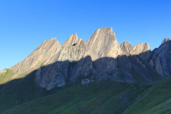 Cabaña alpina Sajathutte y montaña Rote Saule al amanecer en Hohe Tauern Alps, Austria — Foto de Stock