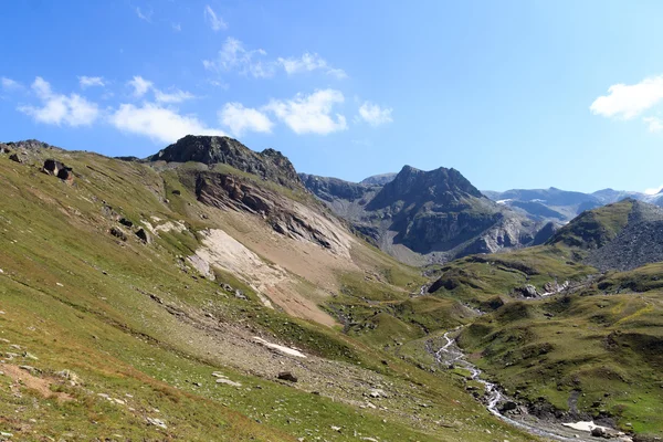 Panorama de montaña y arroyo alpino en Hohe Tauern Alps, Austria —  Fotos de Stock