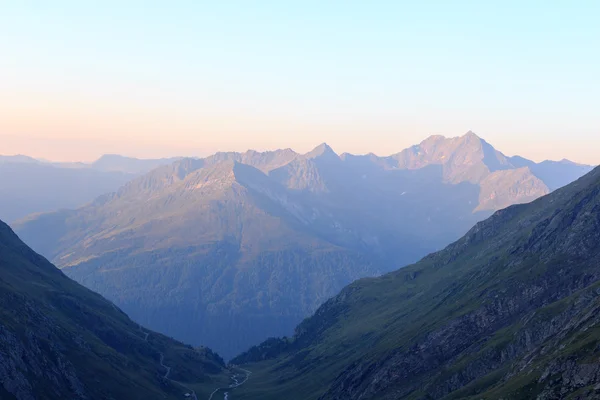 พาโนรามาที่มีภูเขา Lasorling ที่พระอาทิตย์ขึ้นในเทือกเขา Hohe Tauern, ออสเตรีย — ภาพถ่ายสต็อก