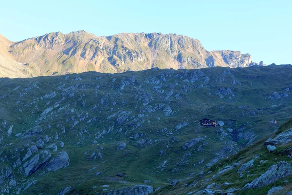 Cabaña alpina Eisseehutte y panorama de montaña al amanecer en Hohe Tauern Alps, Austria — Foto de Stock