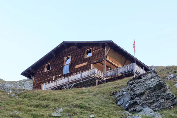 Cabaña alpina Eisseehutte en Hohe Tauern Alps, Austria — Foto de Stock