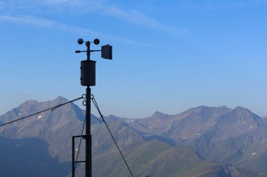 Hava durumu istasyonunun ve dağ panorama Hohe Tauern Alps, Avusturya için
