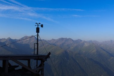 Hava durumu istasyonunun ve dağ panorama Hohe Tauern Alps, Avusturya için