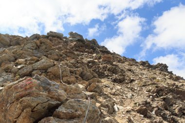Çelik kablo üzerinden bir via ferrata dağ rock karşısında doğru Saulkopf, Hohe Tauern Alpler, Avusturya