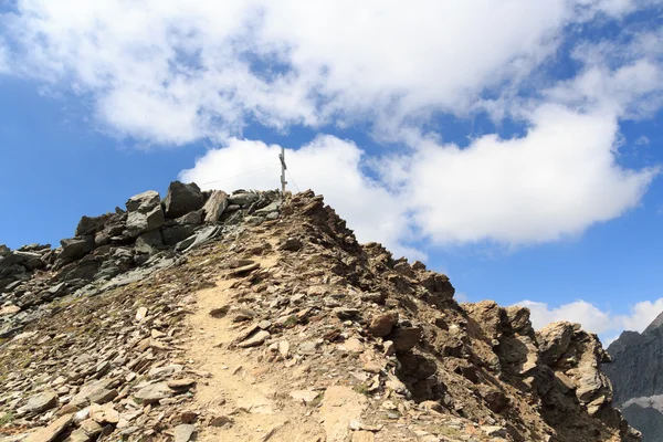 Top kruis op de berg Saulkopf in Hohe Tauern Alps, Oostenrijk — Stockfoto