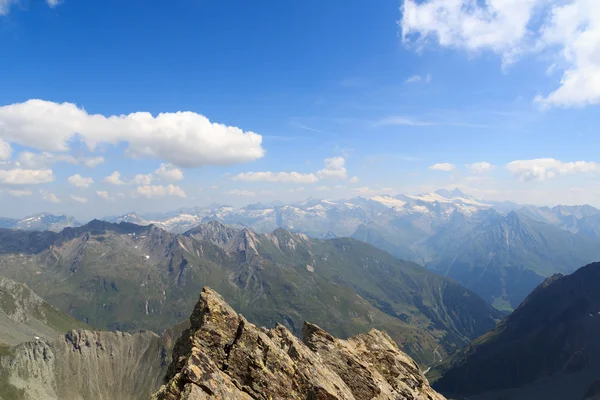 วิวพาโนรามาที่มีภูเขา Grossglockner และธารน้ําแข็งในเทือกเขา Hohe Tauern ออสเตรีย — ภาพถ่ายสต็อก