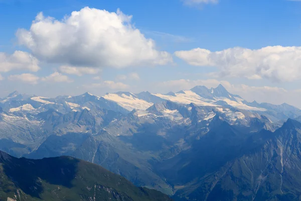 Panoramisch uitzicht met berg Grossglockner en gletsjers in de Alpen van de Hohe Tauern, Oostenrijk — Stockfoto