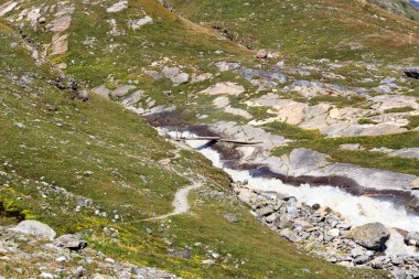 Hızlı dağ dere, patika ve Hohe Tauern Alps, Avusturya için Köprüsü