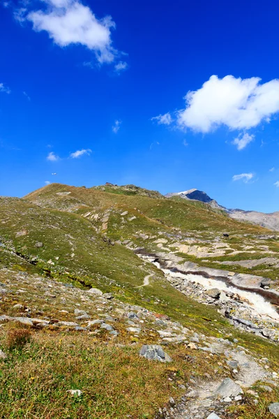 山小屋 Badener ヒュッテ、山 Kristallwand とホーエタウエルン山脈アルプス、オーストリアでラピッド ストリーム — ストック写真