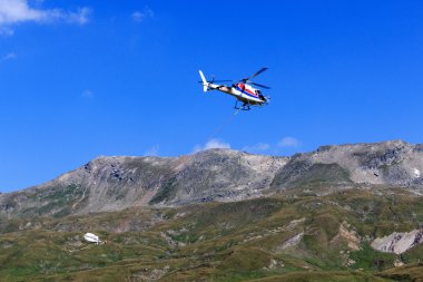 Malzemeleri ve dağ panorama Hohe Tauern Alps, Avusturya için uçan nakliye helikopteri