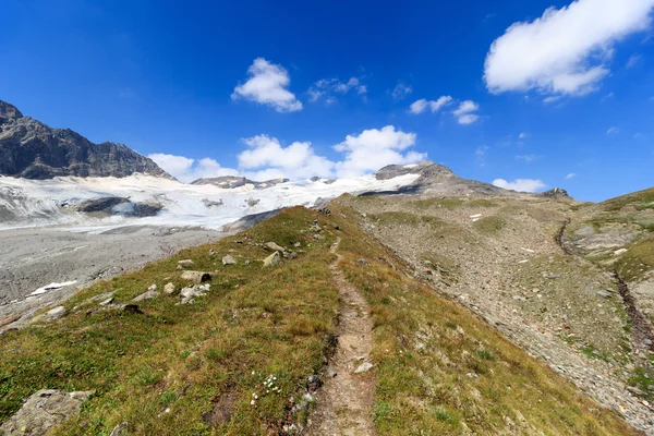 Voetpad en gletsjer panorama met berg Kristallwand in het Hohe Tauern Alps, Oostenrijk — Stockfoto