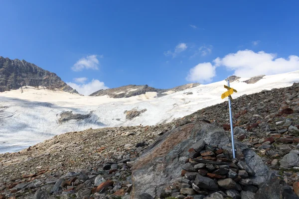 Señalización y panorama de glaciares de montaña en los Alpes Hohe Tauern, Austria —  Fotos de Stock