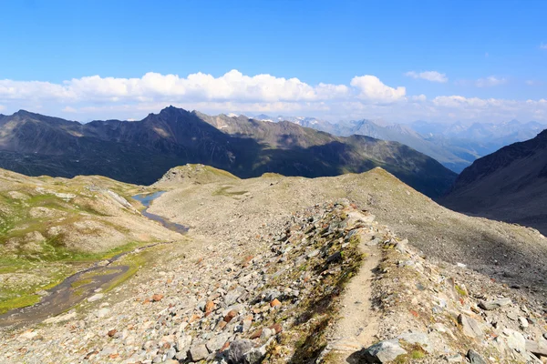 Panoramautsikt över bergen med vandringsled i Hohe Tauern Alperna, Österrike — Stockfoto