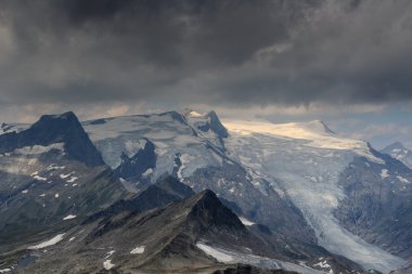 Karanlık fırtına bulutları dağ Grossvenediger ve buzul Hohe Tauern Alps, Avusturya için üzerinde
