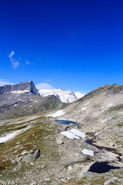 Bergsutsikt glaciären panorama med sjö, toppmötet Grossvenediger och Kristallwand i Hohe Tauern Alperna, Österrike — Stockfoto