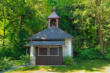 Çan kulesinin altında Bramberk