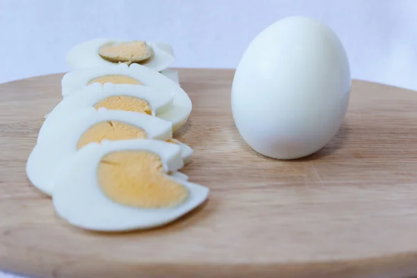 Gekookte eieren op een snijplank bekijken — Stockfoto