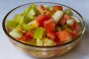 Bir kasede sebze salatası