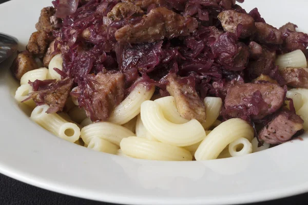 Pasta meat and red cabbage — Stock Photo, Image