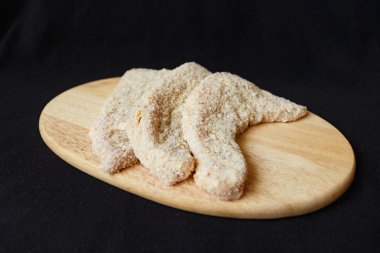 ekmek kırıntıları ile çiğ domuz schnitzel