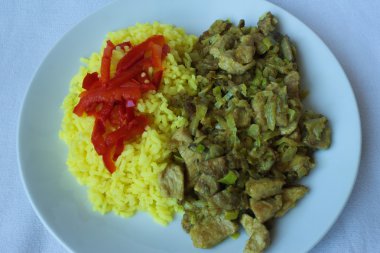 Çin domuz eti ve köri pirinç görünümü