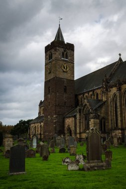 Önünde kilise bahçesi olan Dunblane Katedrali, İskoçya