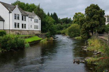 Dunblane, Stirling, İskoçya 'daki nehir kıyısına yakın evler