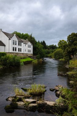 Dunblane, Stirling, İskoçya 'daki nehir kıyısına yakın evler