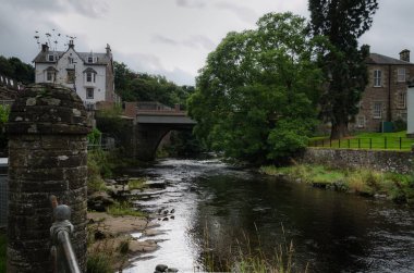 Dunblane, Stirling, İskoçya 'daki nehir kıyısına yakın evler