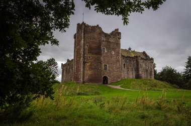 Doune Kalesi bulutlu ve fırtınalı bir günde, Stirling, İskoçya, İngiltere