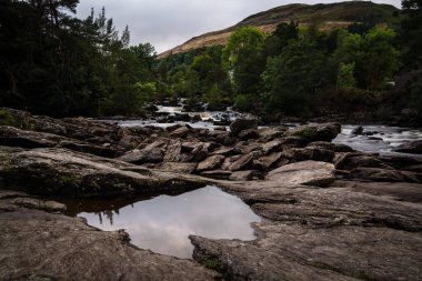 Günbatımında Dochart Şelalesi, Killin, İskoçya
