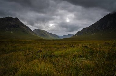 Glen Coe 'daki dağ manzarası Tepelerin üzerinde kara bulutlar asılı, İskoçya, İskoçya