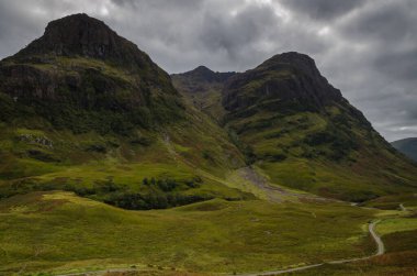 Glen Coe 'daki dağ manzarası Tepelerin üzerinde kara bulutlar asılı, İskoçya, İskoçya