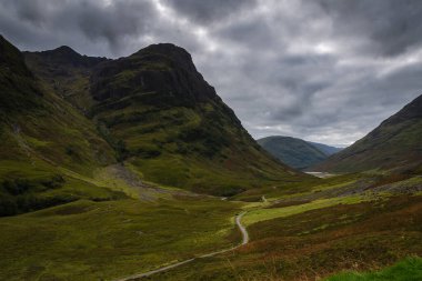 Glen Coe 'daki dağ manzarası Tepelerin üzerinde kara bulutlar asılı, İskoçya, İskoçya