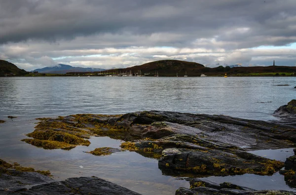 Felsige Küste Der Bucht Von Oban Einem Stürmischen Sonnenaufgang Schottland — Stockfoto