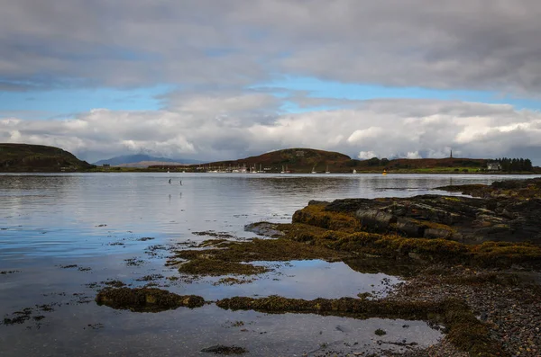 Skalnaté Pobřeží Oban Bay Bouřlivého Východu Slunce Skotsko — Stock fotografie