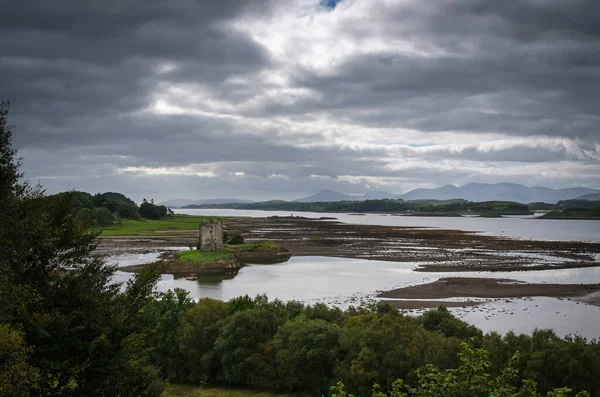 Loch Laich, Argyll, İskoçya, İngiltere 'deki gelgit adasında Stalker Kalesi