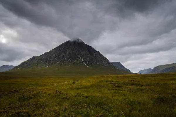 Glen Coe 'daki dağ manzarası Tepelerin üzerinde kara bulutlar asılı, İskoçya, İskoçya