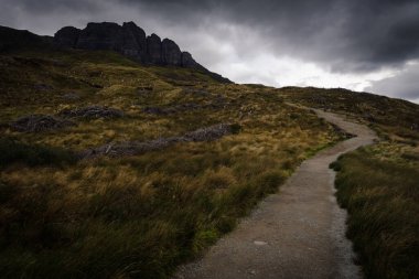 Storr 'un Yaşlı Adamı' na yürüyüş yolu Skye Adası, İskoçya