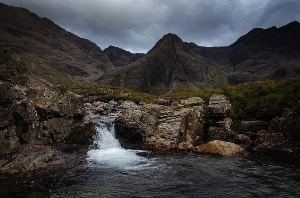 英国苏格兰 斯凯岛上的一个神话传说中的瀑布 在暴风雨的天空下 — 图库照片