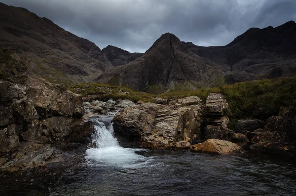 Uma Cachoeira Nas Fairy Pools Ilha Skye Sob Céu Tempestuoso — Fotografia de Stock